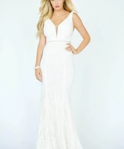 Jolene Collection - Plunging V-Neck Lace Evening Dress 19047 - 1 Pc Offnu In Size 8 Available Formal Gowns