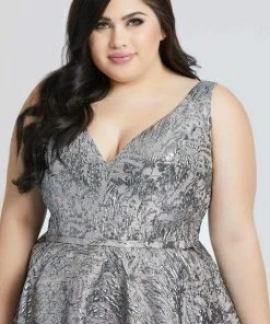 Mac Duggal Fabulouss - 77673F Metallic V-Neck And Back Cocktail Dress