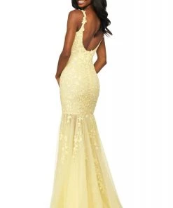 Sherri Hill - 53723 Plunging Scooped Back Fitted Lace Dress